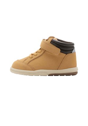 Zapatilla infantil de caña alta en tono marrón claro con cuello acolchado marrón, suela beige, cordones y una única tira de velcro sobre fondo blanco.