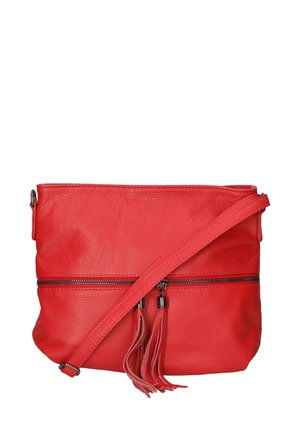 Sac bandoulière en cuir rouge avec deux poches zippées et des pendants. Texture lisse, sangle réglable et accents en métal.