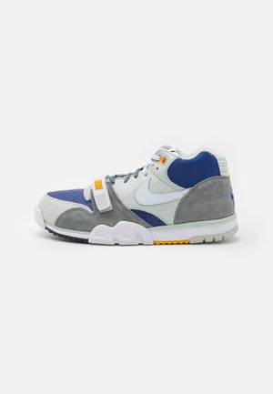 Nike Sportswear AIR TRAINER 1 - Zapatillas altas - light silver/football grey/black/deep royal blue/universal gold/white