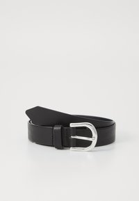 Svart lærbelte med en rund sølvfarget metallspenne, flat stroppdesign og en enkelt sløyfefeste for justering.