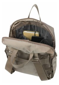 Mochila de tela marrón con un asa en la parte superior y correas ajustables, que cuenta con un interior espacioso que alberga un cuaderno y un teléfono inteligente.