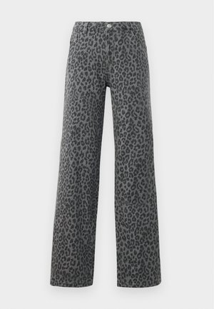 Jeans largos cinzentos com padrão de onça preto, apresentando um fecho de botão e design clássico de cinco bolsos.