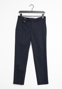 Pantalons marine en tissu lisse, avec deux poches avant, une fermeture à boutons à deux boutons et une coupe ajustée avec des plis pressés.