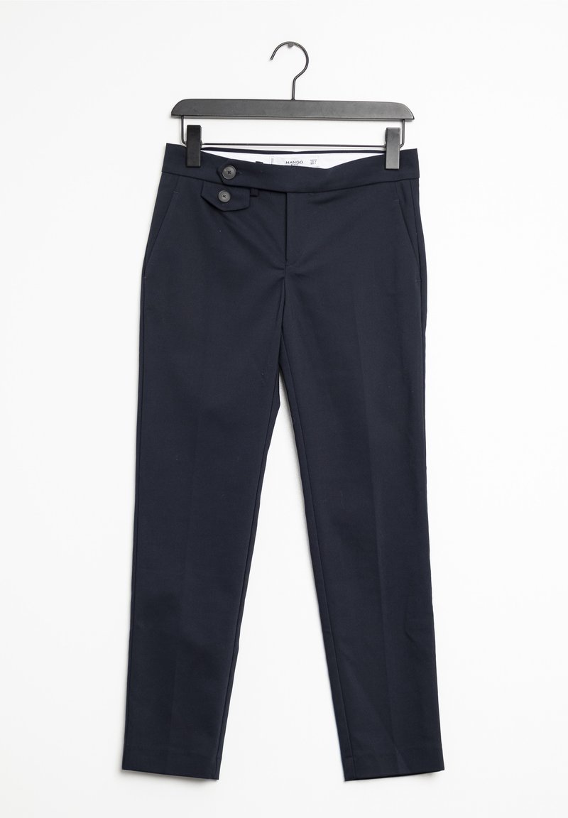 Námořnické kalhoty vyrobené z hladkého materiálu, s dvěma předními kapsami, zapínáním na dva knoflíky a přiléhavým střihem s nažehlenými sklady.