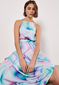 Vestido con cuello halter, en tejido ligero, con un diseño fluido de remolinos en rosa, azul y verde; presenta una cintura ajustada.