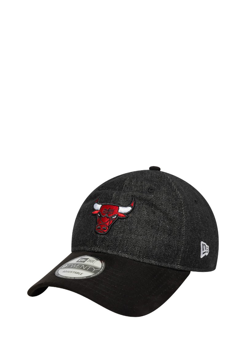 Schwarz und grau Kappe aus strukturiertem Stoff, mit einem roten, gestickten Chicago Bulls-Logo auf der Vorderseite. Verstellbarer Riemen hinten.
