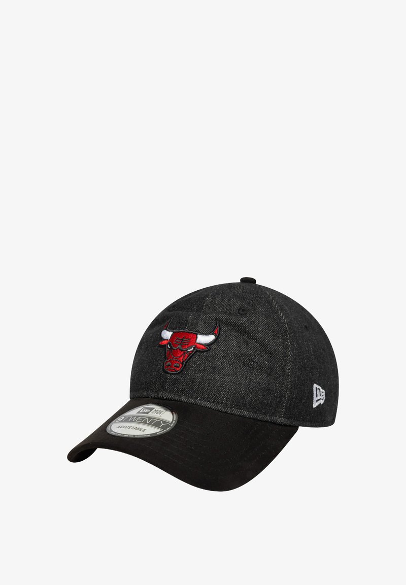Schwarz und grau Kappe aus strukturiertem Stoff, mit einem roten, gestickten Chicago Bulls-Logo auf der Vorderseite. Verstellbarer Riemen hinten.