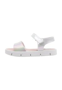 Sandalias blancas con correas metálicas ajustables, área de los dedos iridiscente, plantilla acolchada rosa y suela blanca de goma ligera.