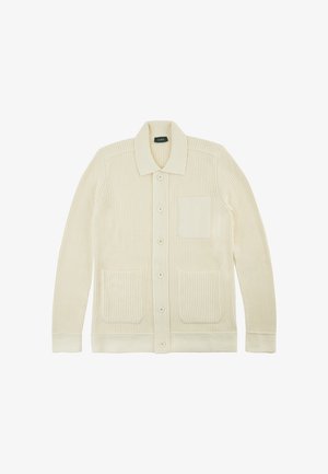 Strickjacke in Off-White; gerippte Textur mit einem Kragen, vorderen Knöpfen und zwei Fronttaschen. Klassisches Design mit subtilen Details.