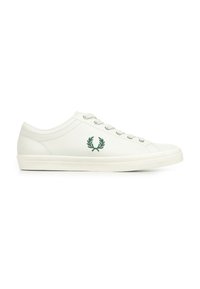 Sneaker in pelle bianca con profilo basso, punta arrotondata e logo ricamato verde. Presenta lacci piatti e suola texturizzata. Design semplice.