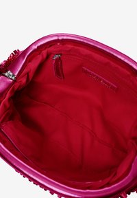Borsa a mano metallica rosa con un'esterno liscio e un interno foderato in tessuto rosso, dotata di una tasca con zip e più scomparti.