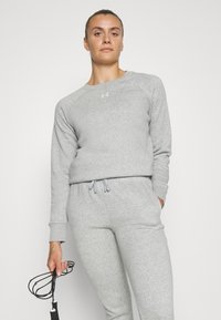 Under Armour RIVAL FLEECE - Pantaloni sportivi - mod gray light heather/white