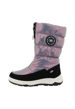Winterlaars van gemiddelde hoogte met glanzende paarse doorgestikte bovenkant, zwarte zoolrand, witte gestructureerde zool, rits aan de voorkant en ronde Tom Tailor logo patch.