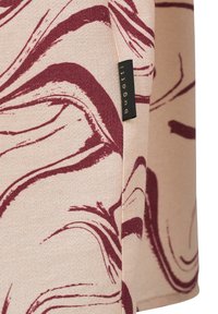 Beige Stoffoberteil mit rot marmoriertem Muster. Ein Etikett mit "bugatti" ist an der Seitennaht sichtbar; glatte Textur und taillierte Passform.