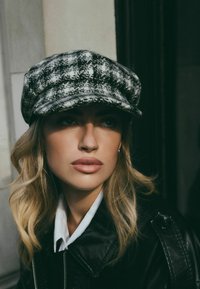 Next Megzta kepurė - monochrome check