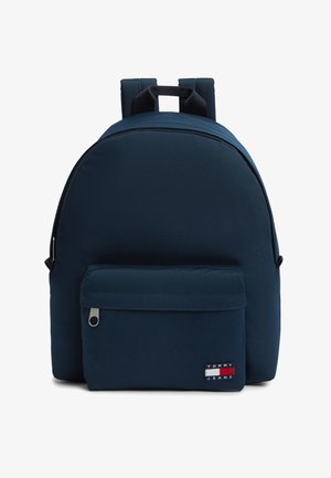 Granatowy plecak z przednią kieszenią zapinaną na suwak, wyściełanymi paskami na ramiona oraz małą naszywką z logo Tommy Jeans na przedniej kieszeni.