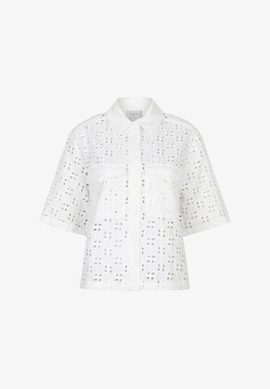 Witte kortemmershirt met een kraag, voorzien van een geperforeerd patroon, twee voorzakken en een relaxed fit. Lichtgewicht katoenen materiaal.