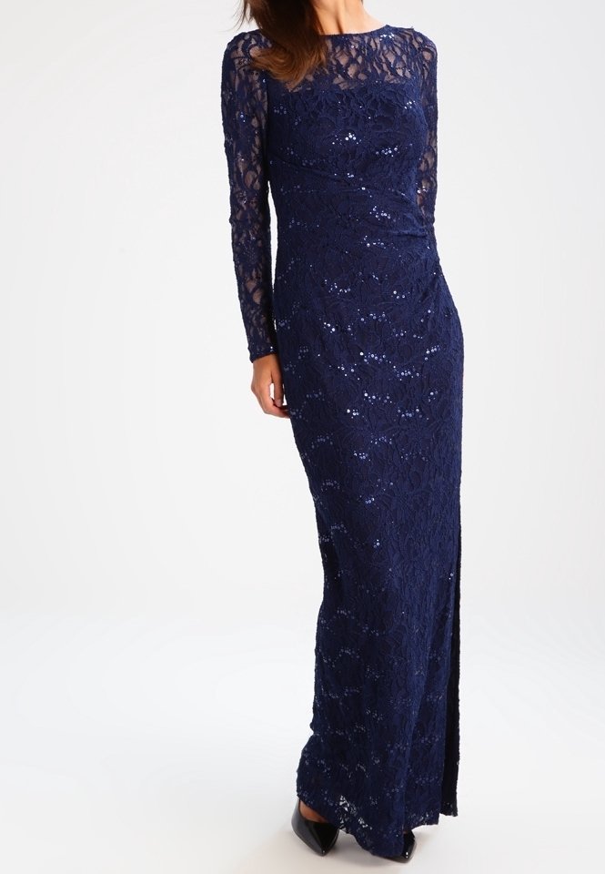 Marinblå spetsaftonklänning med långa ärmar, paljettdetaljer, figurnära design och en hög slits på ena sidan.