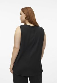 Top sans manches noir en tissu texturé, avec un col rond et une coupe décontractée, présentant un dos lisse et un ourlet arrondi.