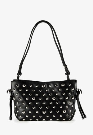 Bolso negro de cuero para el hombro con doble asa, adornado con tachuelas redondas plateadas y brillantes, espaciadas de manera uniforme, y detalles laterales de lazos.