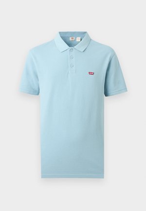 Tricou polo bleu deschis cu mâneci scurte, trei nasturi și un mic logo Levi's roșu pe pieptul stâng.
