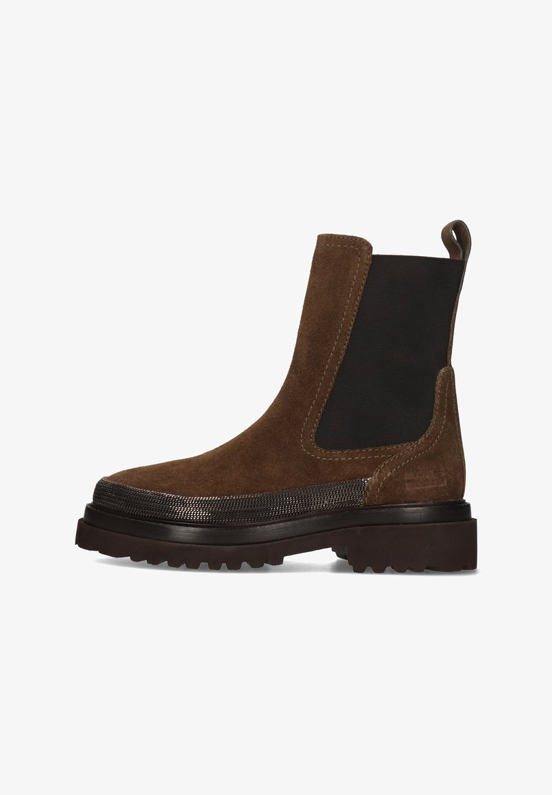 Bota al tobillo de ante marrón con paneles laterales elásticos, entresuela marrón texturizada y suela de goma robusta. Cuenta con una lengüeta para facilitar su colocación.