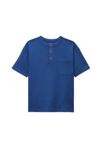 Chemise henley à manches courtes bleue en tissu texturé, avec un col rond, trois boutons en bois et une poche sur la poitrine gauche.