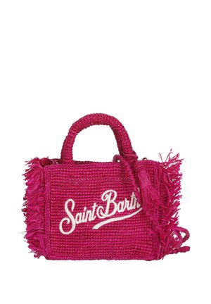 Borsa intrecciata rosa acceso con manici corti, frange sui lati e scritta bianca "Saint Barth" ricamata sul davanti.