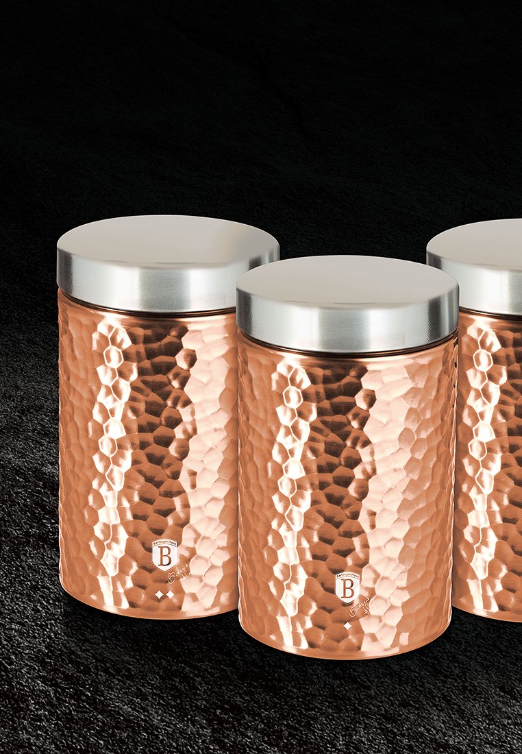 Kupferkanister mit einer gehämmerten Textur und Edelstahldeckeln, die eine zylindrische Form und eine glänzende Oberfläche aufweisen.