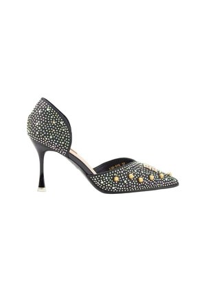 Zapato de tacón alto negro con punta afilada, adornado con pedrería y tachuelas doradas, que presenta una silueta elegante y un delgado tacón de aguja.