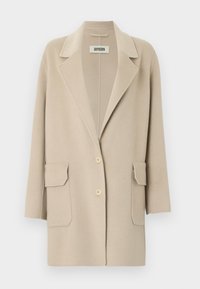 Abrigo Beige de mezcla de lana que presenta un cuello con muesca, dos bolsillos frontales tipo parche, cierre de doble botón y mangas tres cuartos.