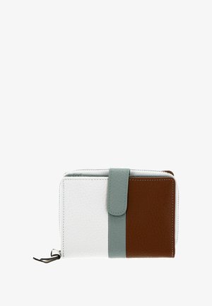 Portefeuille multicolore avec un corps blanc texturé, des accents marron et bleu sarcelle, et une fermeture à rabat sécurisée. Compartiment zippé visible.