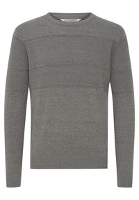 Pulover gri din tricot cu guler rotund, având dungi texturate orizontale. Mâneci lungi și manșete și tiv cu nervuri.