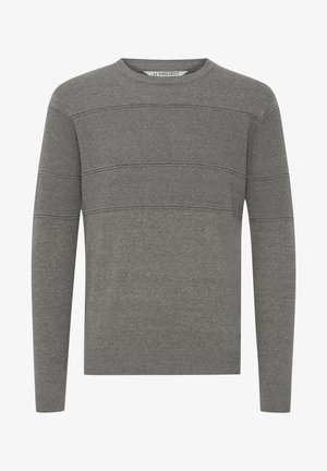 Grå strikkegenser med rund hals, med teksturerte horisontale striper. Lange ermer og ribbestrikkede mansjetter og nederkant.