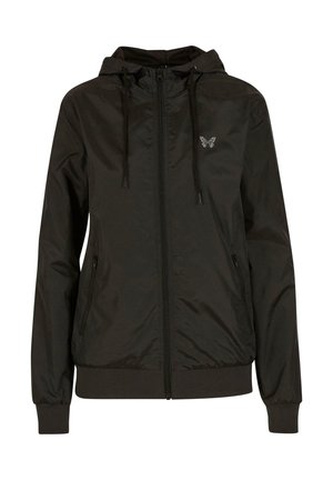 Chaqueta negra con capucha y cierre frontal, puños y dobladillo elásticos. Presenta un pequeño logotipo de mariposa en el lado izquierdo del pecho y una textura suave y brillante.
