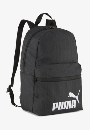 Rucsac din pânză neagră cu un finisaj texturat, compartimente cu fermoar și un logo alb Puma proeminent pe față. Dispune de bretele reglabile pentru umeri.