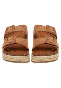 Sandalias tipo slide de tela marrón con dos tiras anchas, hebillas ajustables y una suela plataforma de yute en capas. Parte superior texturizada y forro suave.