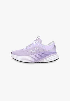 Zapatilla deportiva para correr de color púrpura claro, con cordones blancos, suela gruesa blanca y púrpura, y un logo en forma de onda en el lateral.