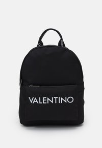 Fekete nejlon hátizsák kerek formával, elülső cipzáras zsebbel és feltűnő fehér "Valentino" logóval. Két felső fogantyúval rendelkezik.