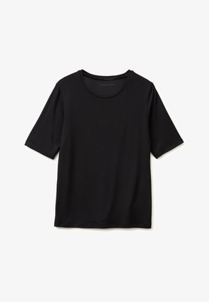 Camiseta negra de manga corta con cuello redondo, colocada sobre un fondo blanco, mostrando una tela lisa y diseño sencillo.