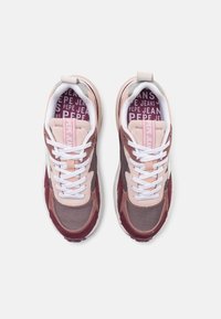 Vaaleanpunaiset ja viininpunaiset Pepe Jeans -tennarit, joissa valkoiset nauhat ja brändätyt pohjalliset, kuvattuna ylhäältä valkoista taustaa vasten.