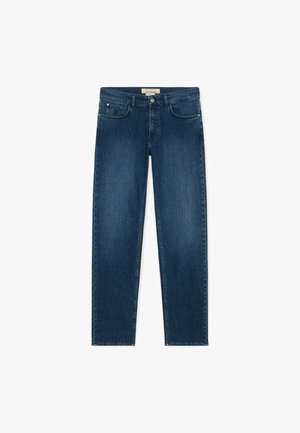 Dunkelblaue Jeans mit geraden Beinen, Fronttaschen, Gürtelschlaufen, Knopfverschluss und dezentem Verblassen an den Oberschenkeln, flach auf einem weißen Hintergrund ausgebreitet.