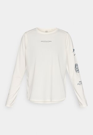 Chemise à manches longues en tissu blanc cassé avec un col rond ; présente un texte imprimé en bleu et un graphisme sur la manche gauche. Texture lisse.