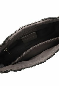 Grijze geporteerde tas met een gladde binnenstof, voorzien van twee compartimenten en een klein zakje met een metalen ritslus.
