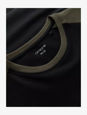 Zwarte t-shirt met olijfgroene accenten, ronde halslijn en zachte stof. Etiket toont het merk "ombre" en maat "M" met wasinstructies.