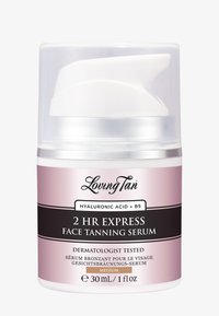 Flacone a pompa di siero per abbronzatura del viso, design bianco e rosa. L'etichetta del prodotto include il nome, il volume e gli ingredienti. Finitura liscia e lucida.