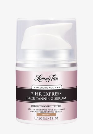 Pumpflaska med ansiktsbrun- och serum, vit och rosa design. Textetiketten innehåller produktnamn, volym och ingredienser. Slät, glänsande yta.