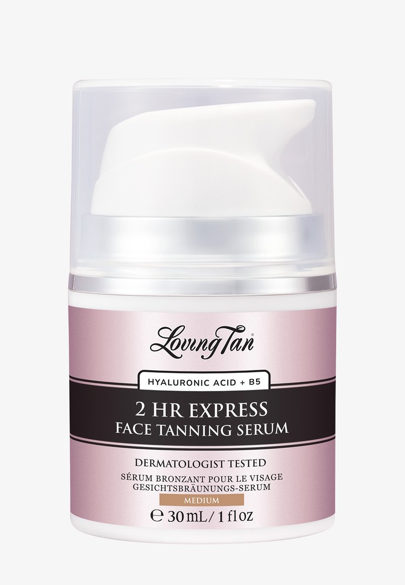 Flacone a pompa di siero per abbronzatura del viso, design bianco e rosa. L'etichetta del prodotto include il nome, il volume e gli ingredienti. Finitura liscia e lucida.