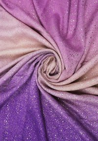 Tessuto glitterato in sfumature che vanno dal rosa chiaro al viola, con alcune scintille dorate sparse, una texture morbida e una forma a spirale drappeggiata.