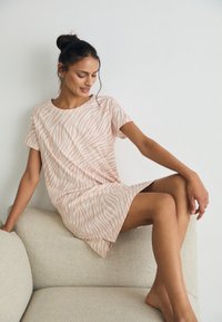 LASCANA - VIVANCE DREAMS BY LASCANA ZEBRA BIGSHIRT 2 PACK - Spalna srajca - rose/blue Miniaturna slika 1